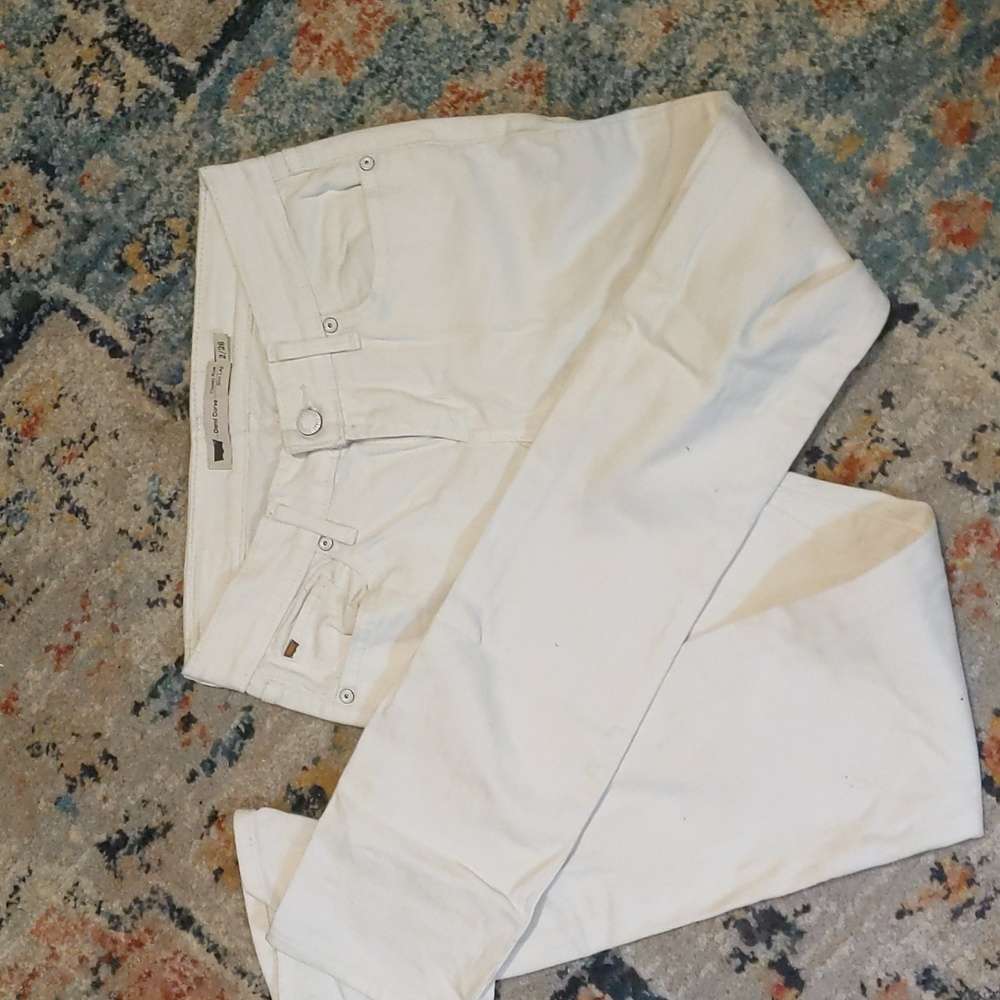 Women's Levi's size2/26 white classic rise slim leg demi curve white jeans